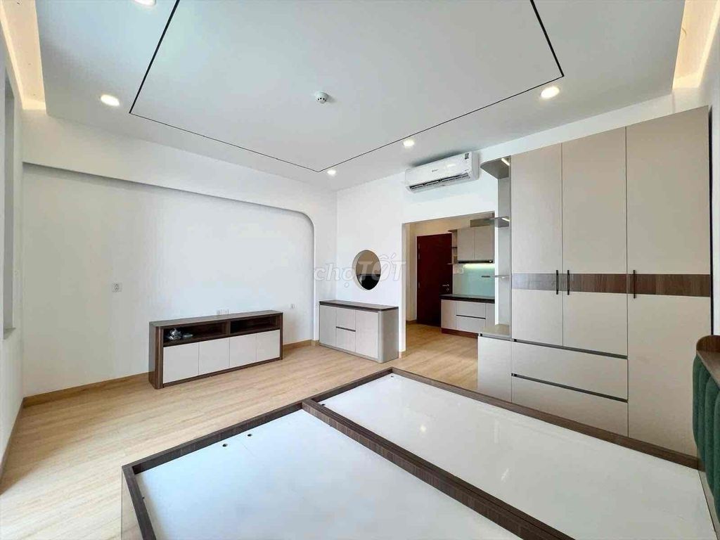 Rent the apartment. A balcony bedroom.
