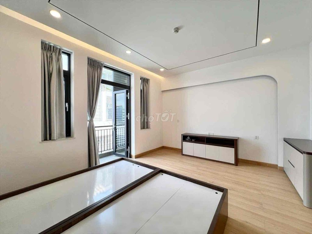 Rent the apartment. A balcony bedroom.