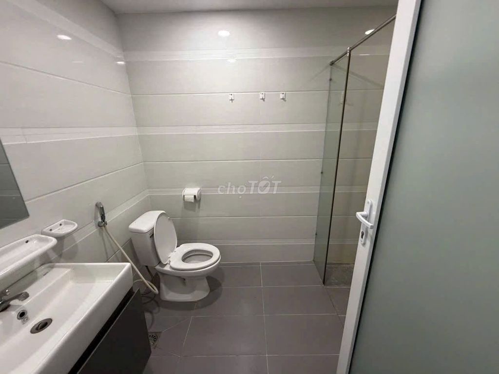 The Royal Archives of 74 m2/2 bedrooms/ balcony/ interior has been served, 9 million/th.
