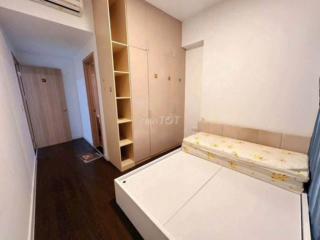 The Royal Archives of 74 m2/2 bedrooms/ balcony/ interior has been served, 9 million/th.