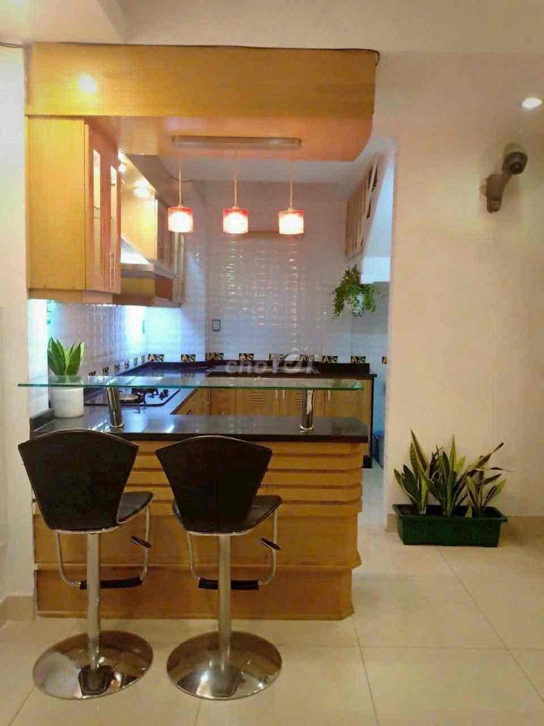 Rent the county 10-- 4 stories, 3 bedrooms, high-end furniture-- opposite the children.