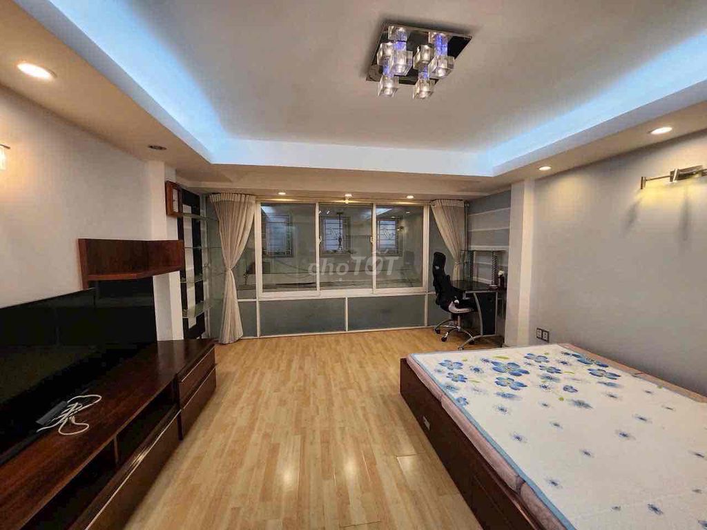 Rent the county 10-- 4 stories, 3 bedrooms, high-end furniture-- opposite the children.