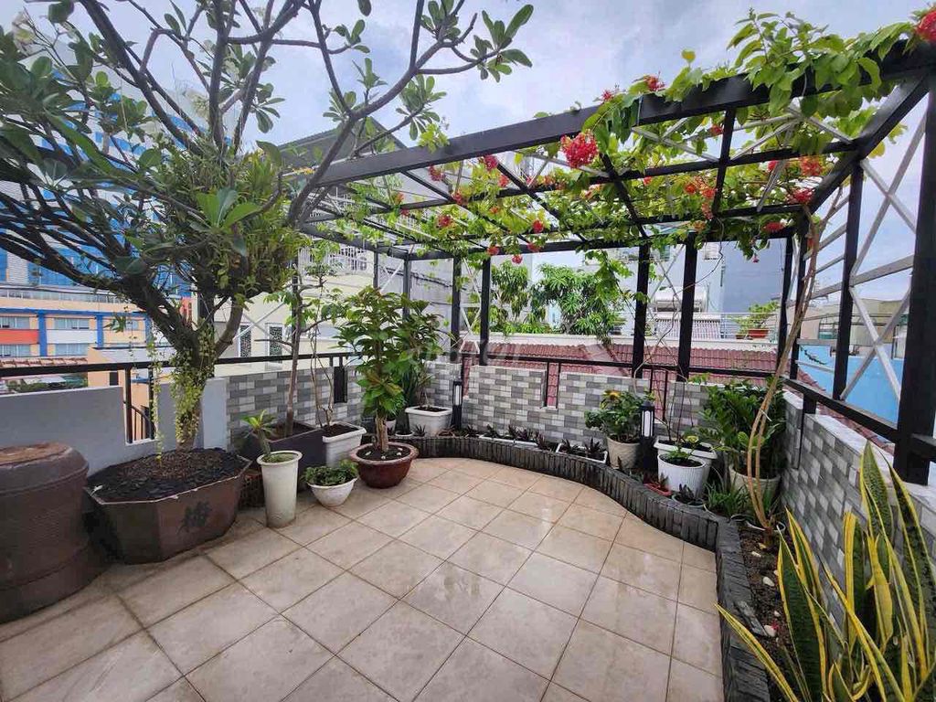Rent the county 10-- 4 stories, 3 bedrooms, high-end furniture-- opposite the children.
