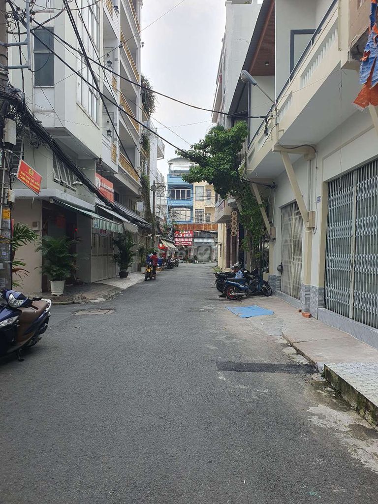 Alley 8 m Dương Đình Nghệ 4 x12