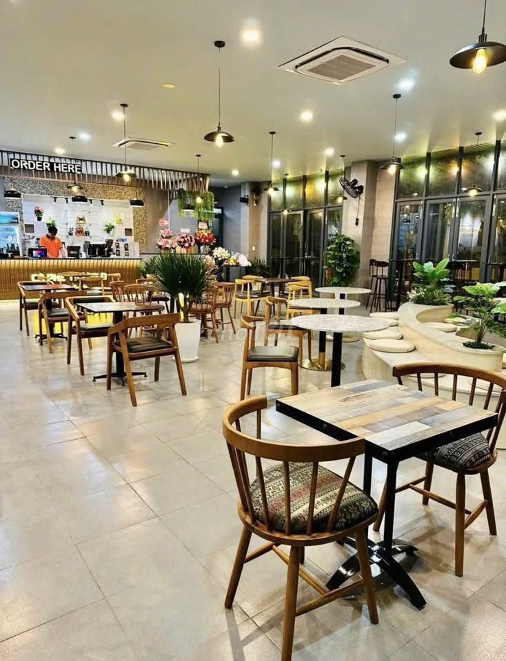 Go to the coffee shop, the corner of Số 50 Q.5 million a month, 15 x20 meters, to the fourth.