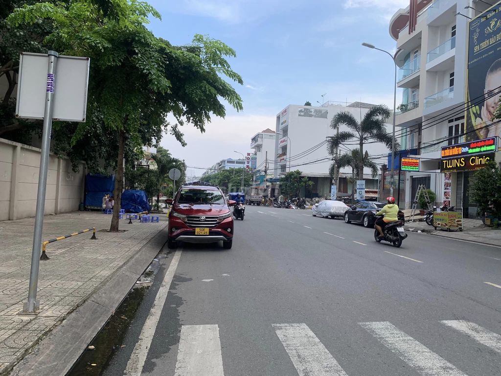 Go to the coffee shop, the corner of Số 50 Q.5 million a month, 15 x20 meters, to the fourth.