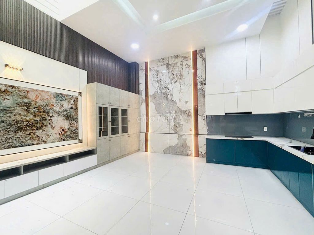 The mini-covet in the heart of the 10th District.