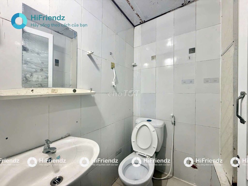 Cheap motel room - photographers, but on the way, signature fall, University gtvt