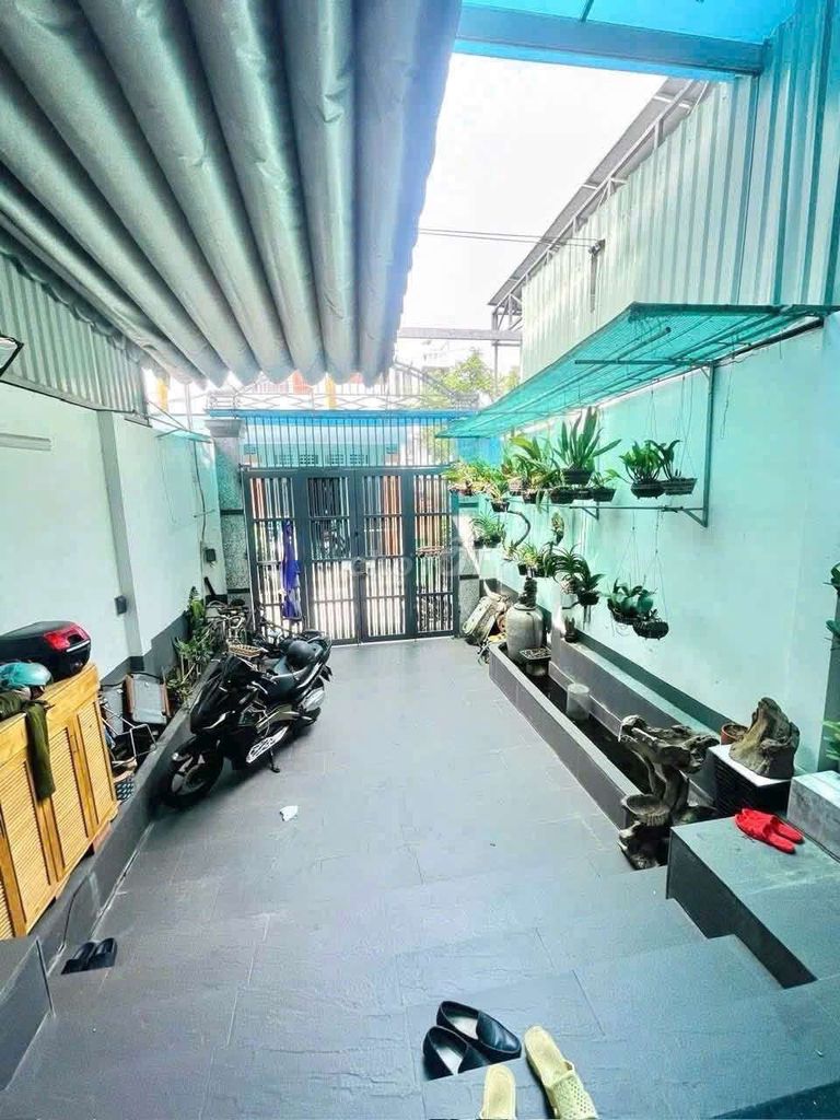 It's a big house, five bedrooms, 185 ql13 alley.