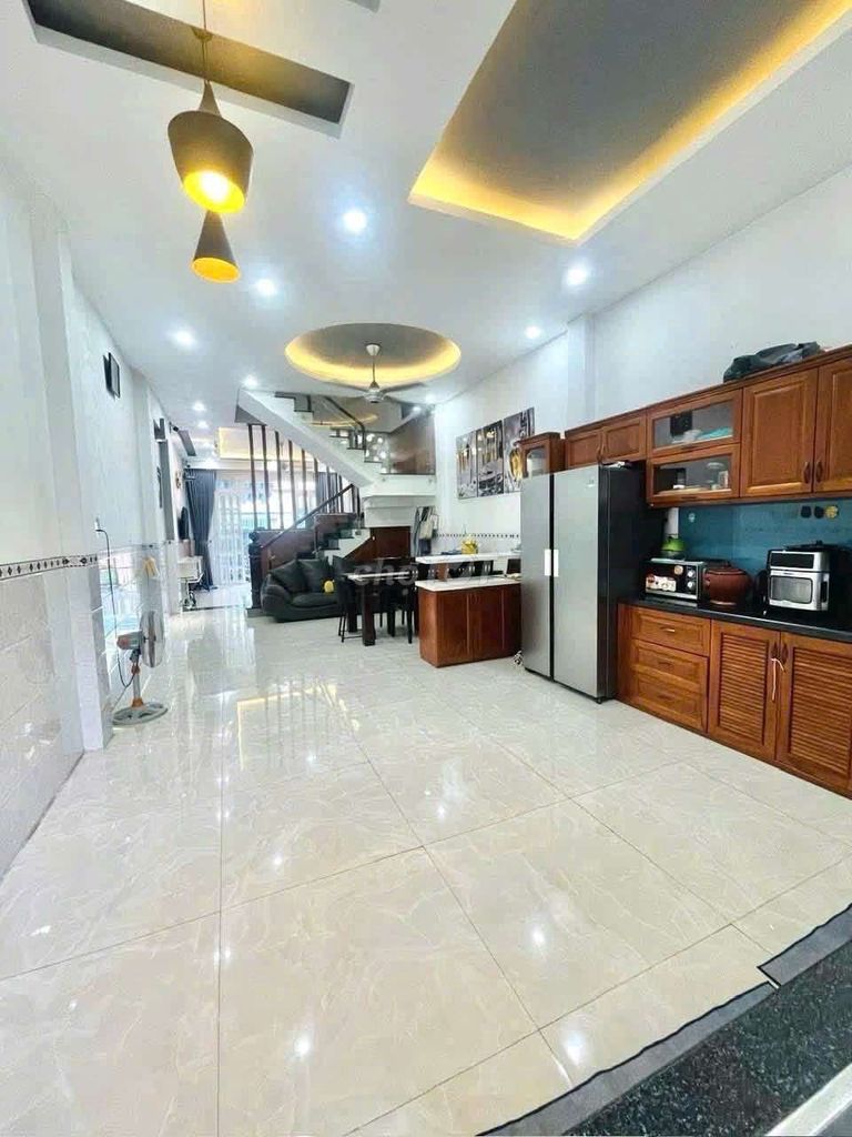 It's a big house, five bedrooms, 185 ql13 alley.