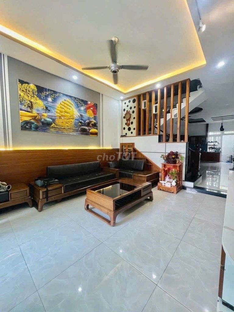 It's a big house, five bedrooms, 185 ql13 alley.