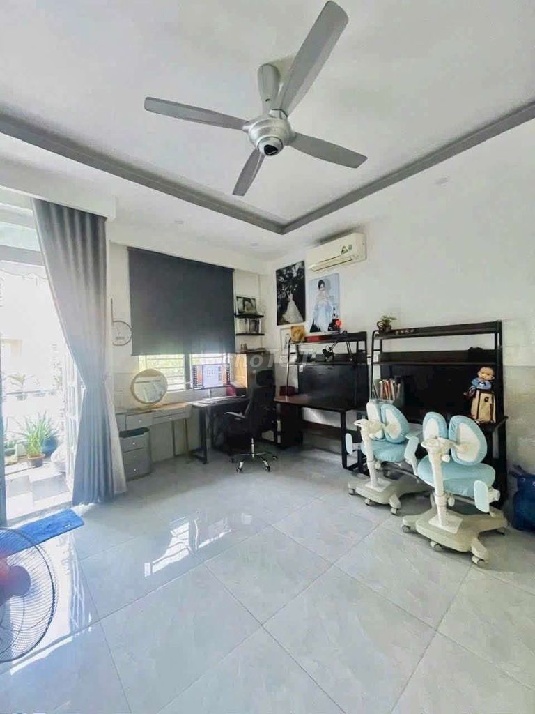 It's a big house, five bedrooms, 185 ql13 alley.