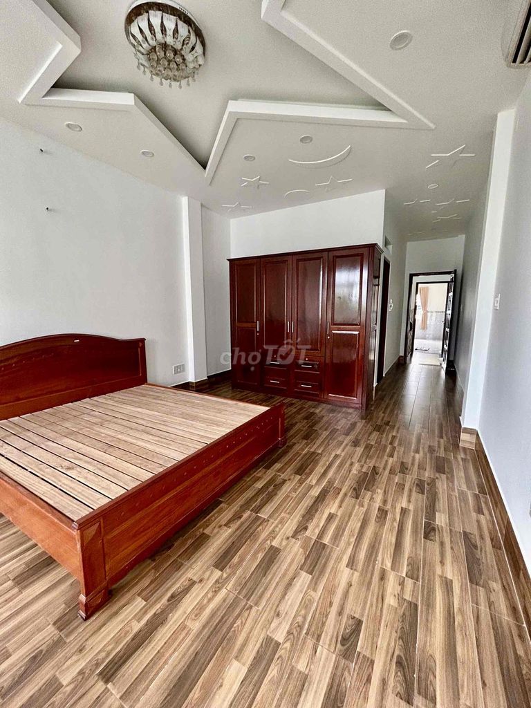 The Full House 7' 4'20 meters 1 .8" plus 3 "6th floor bedroom" 8 meters. Tên Lửa area