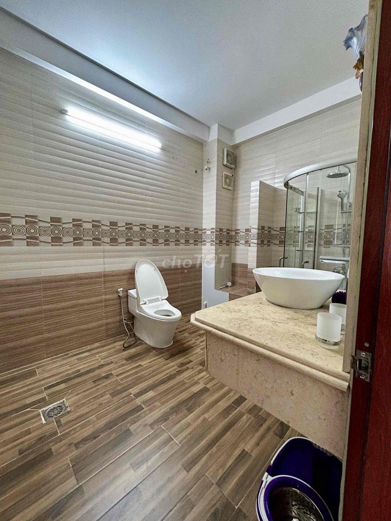 The Full House 7' 4'20 meters 1 .8" plus 3 "6th floor bedroom" 8 meters. Tên Lửa area