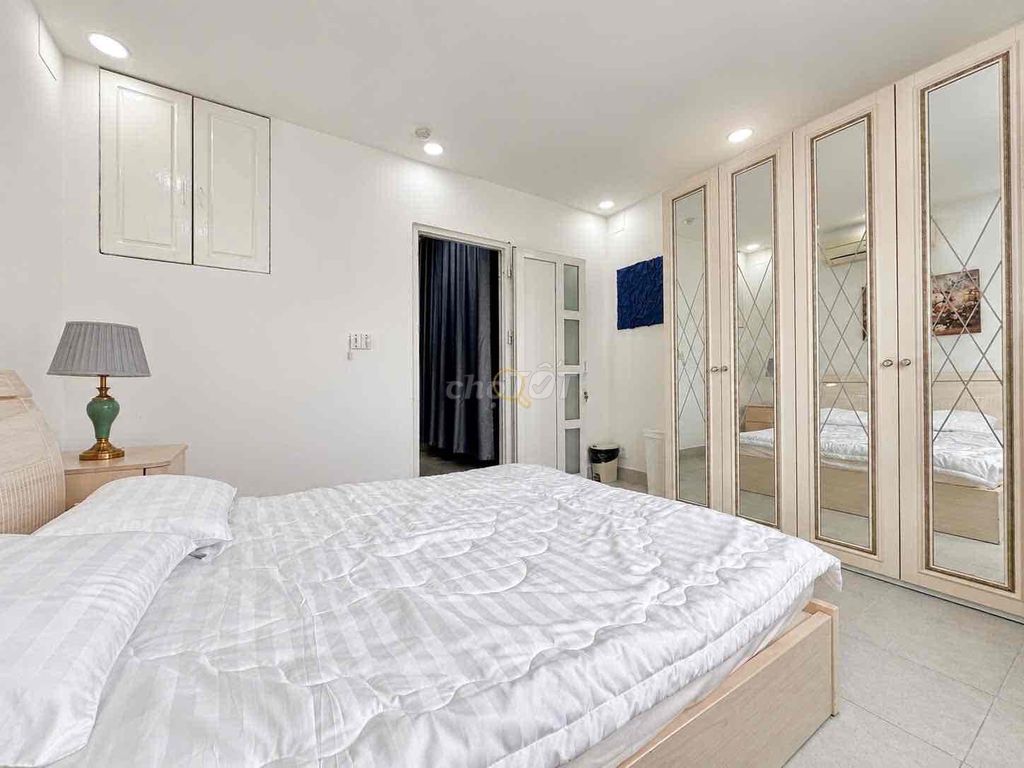 A Phan Xích Long bedroom -- a balcony bedroom, luxury ice cream interior.