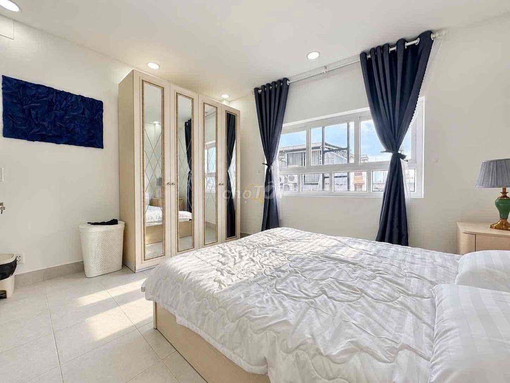 A Phan Xích Long bedroom -- a balcony bedroom, luxury ice cream interior.