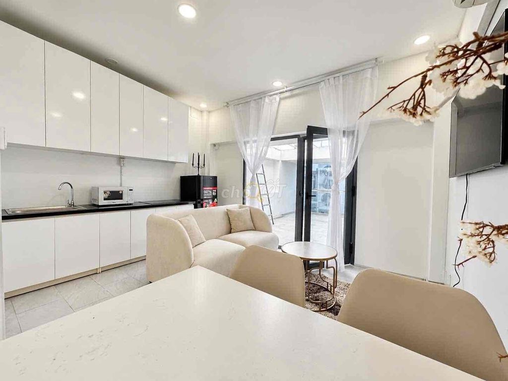 A Phan Xích Long bedroom -- a balcony bedroom, luxury ice cream interior.