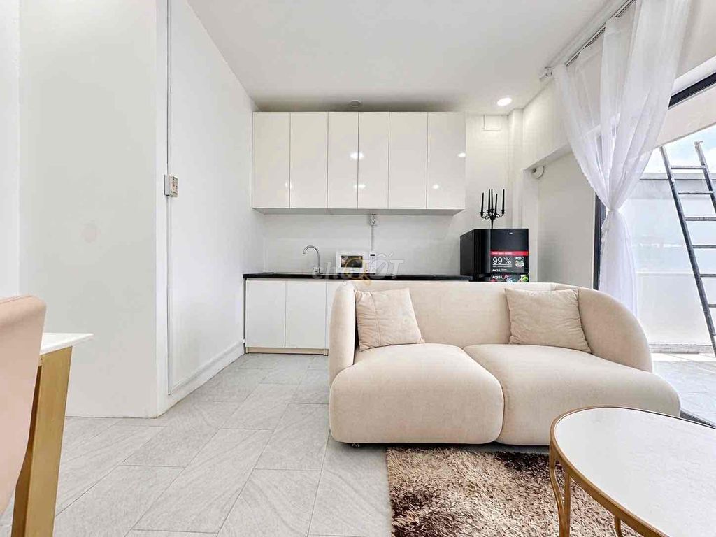 A Phan Xích Long bedroom -- a balcony bedroom, luxury ice cream interior.