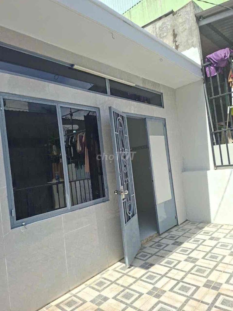 Two fronts, ten million bolts, four meters long, 17 meters, three bedrooms one floor.