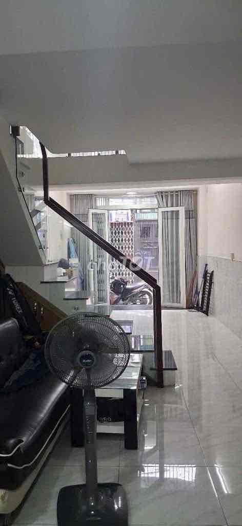 The whole alley 3/3 m Cmt8 Street (3.5 x13 m) 1st floor 3 bedroom 3 toilets, full interior)