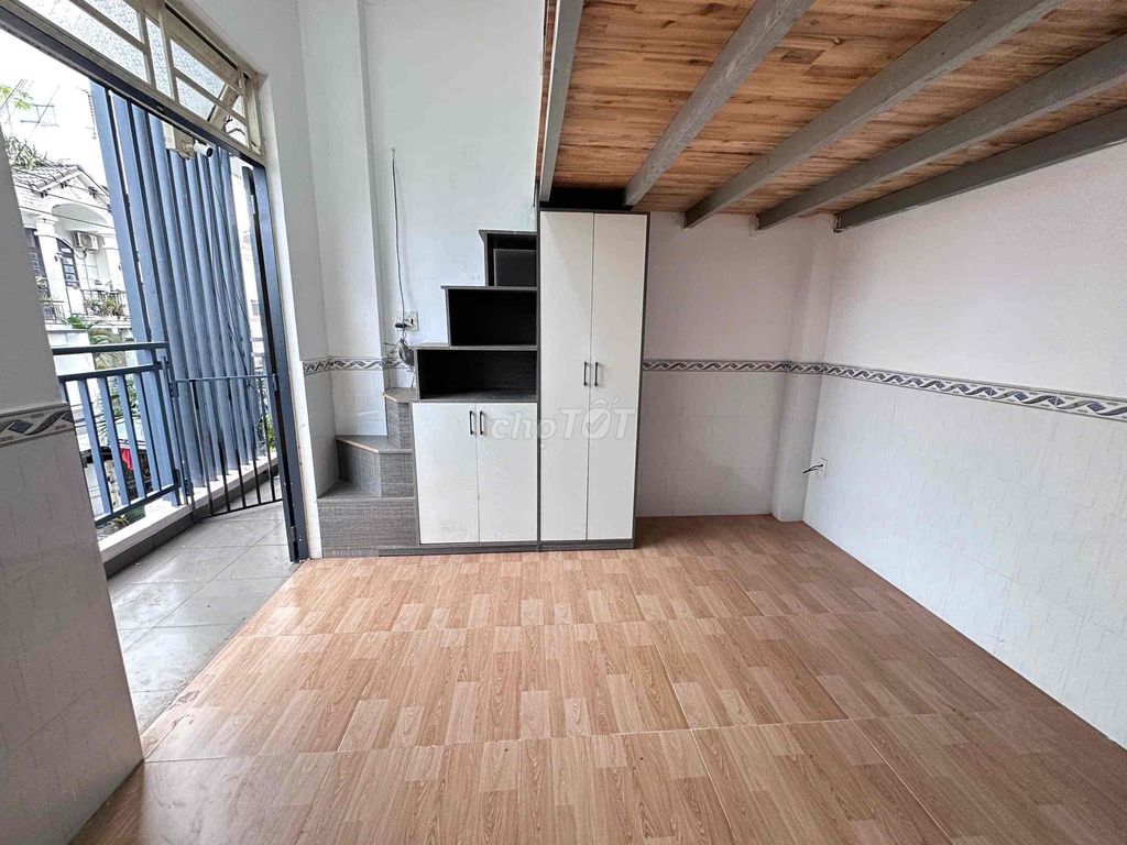 Rent a balcony with a skylight walker for business college.