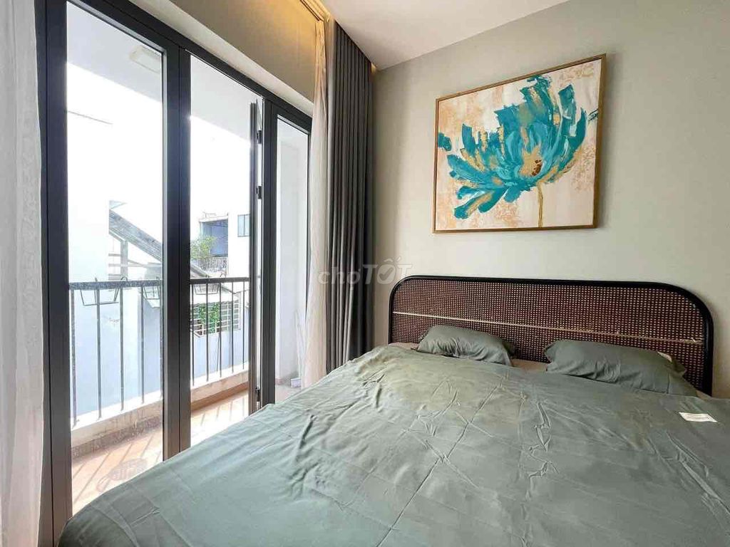 The apartment is Vincom Nguyễn Xí, via blue line, Bình Thạnh.