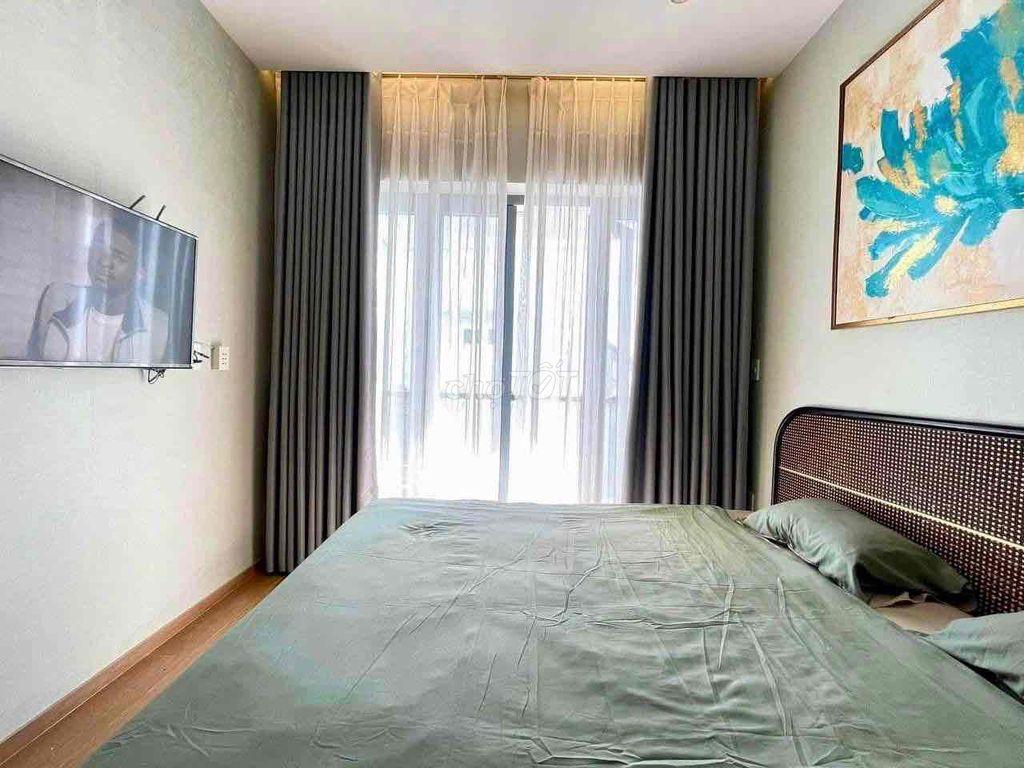 The apartment is Vincom Nguyễn Xí, via blue line, Bình Thạnh.