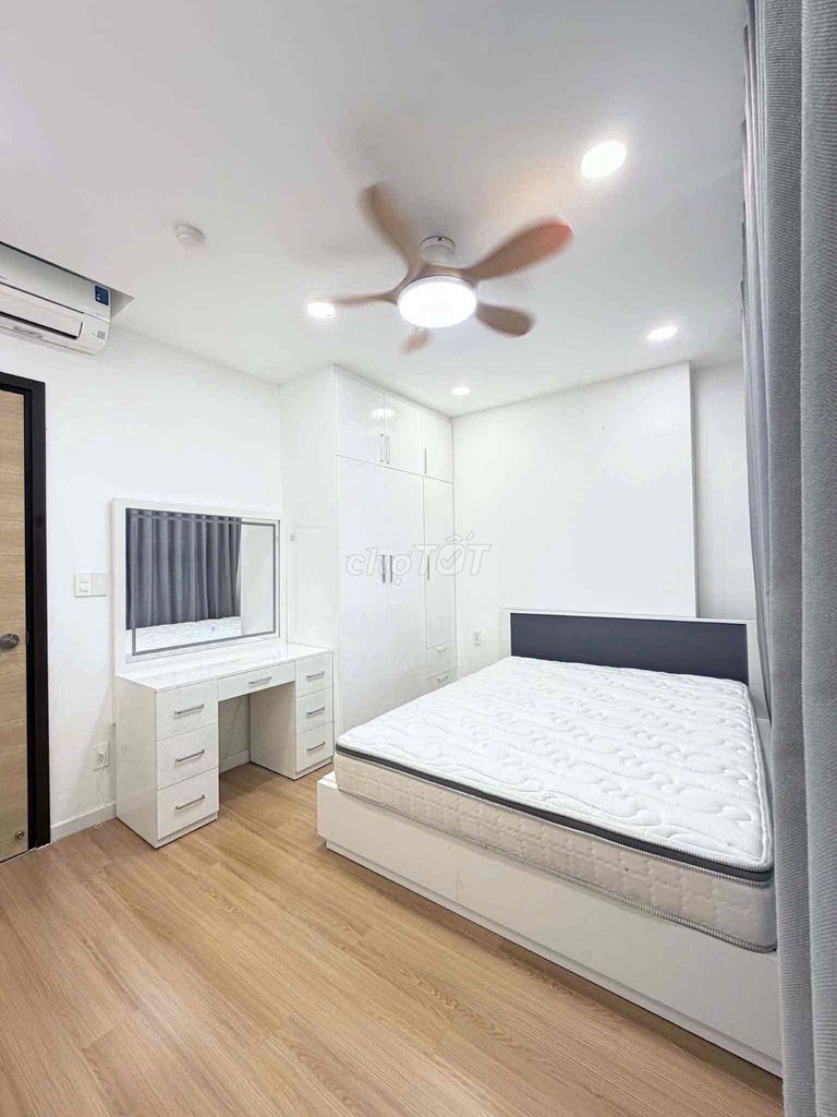 xi grand county 10-- 3 bedrooms 90 M2, high level wide view-- 25 million a month.