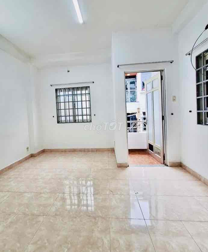It's open, it's per capita, it's 1 st floor, it's near the market. She understands.
