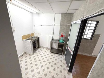 Nguyễn Thái Sơn a super open, low-security kitchen.