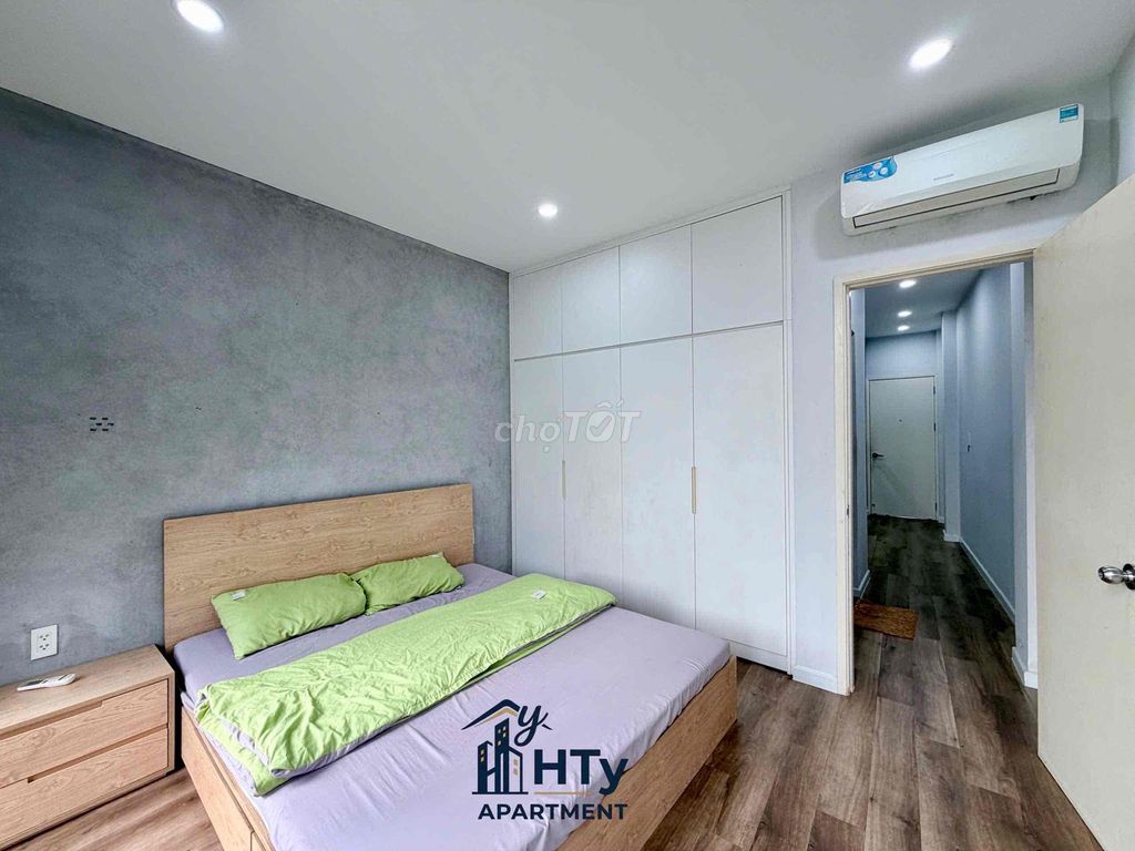 House - 1 Ph sleeps in the kitchen - Full interior - Public Book Door