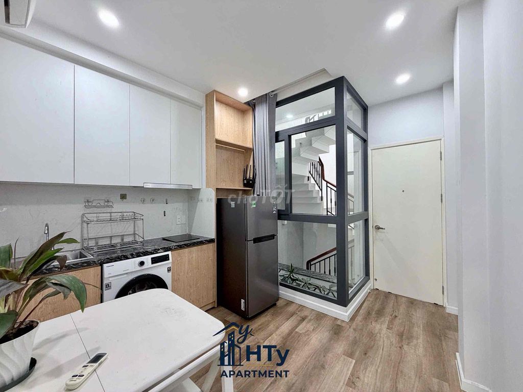 House - 1 Ph sleeps in the kitchen - Full interior - Public Book Door