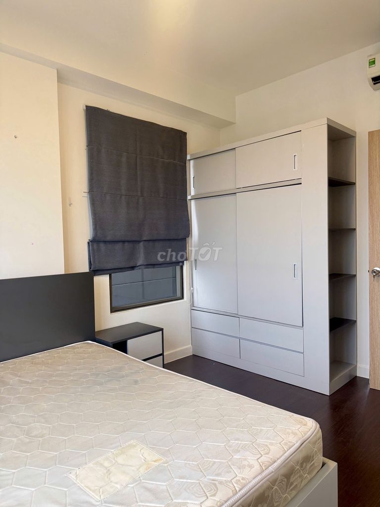 I'm free. Three bedrooms. 20 million pieces of furniture.