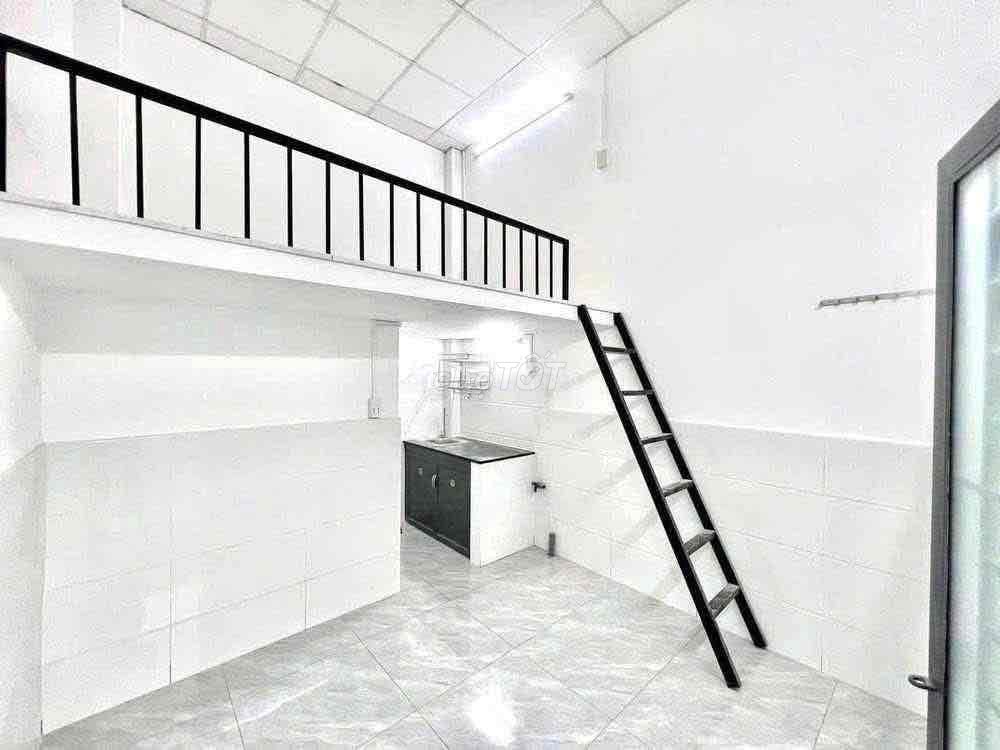 The high-security student room is right near Lê Văn Việt-Man Goody