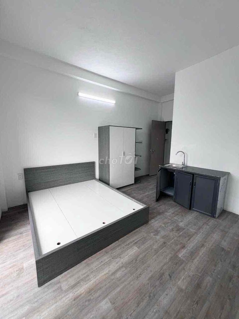 The service apartment's down the road. Right at the foot of the bridge over Zio Ga