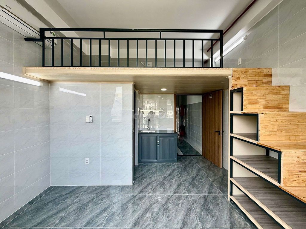 There's a balcony room with a front yard with a private washing machine.