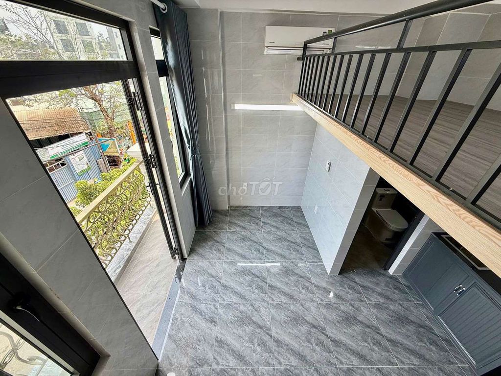 There's a balcony room with a front yard with a private washing machine.