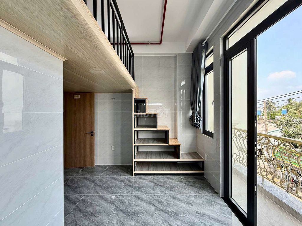 There's a balcony room with a front yard with a private washing machine.