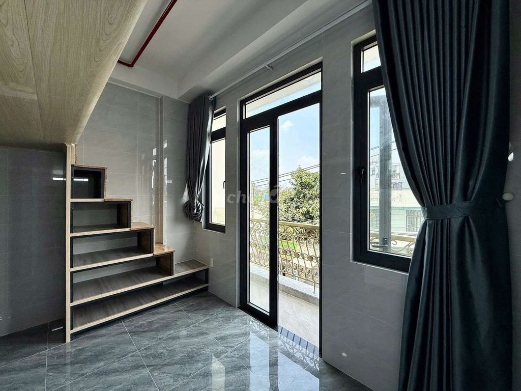 There's a balcony room with a front yard with a private washing machine.