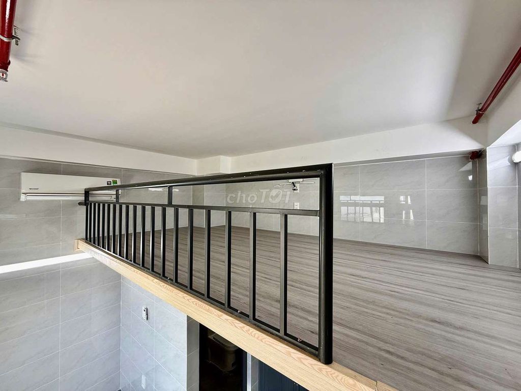 There's a balcony room with a front yard with a private washing machine.