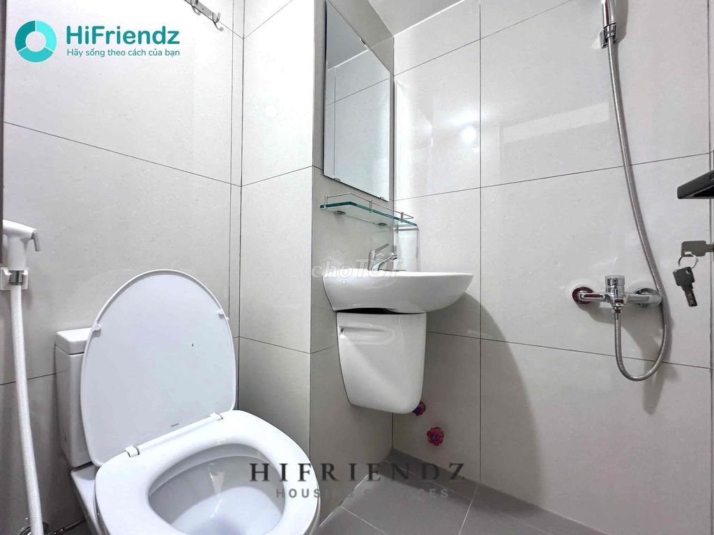 Cheap motel room - private washing machine studio convenient to District 8