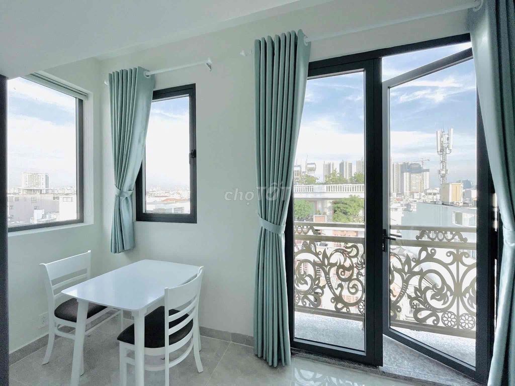 renting rooms with windows - sky and balconys near a dedicated university