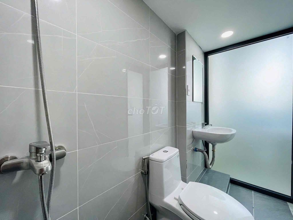 renting rooms with windows - sky and balconys near a dedicated university