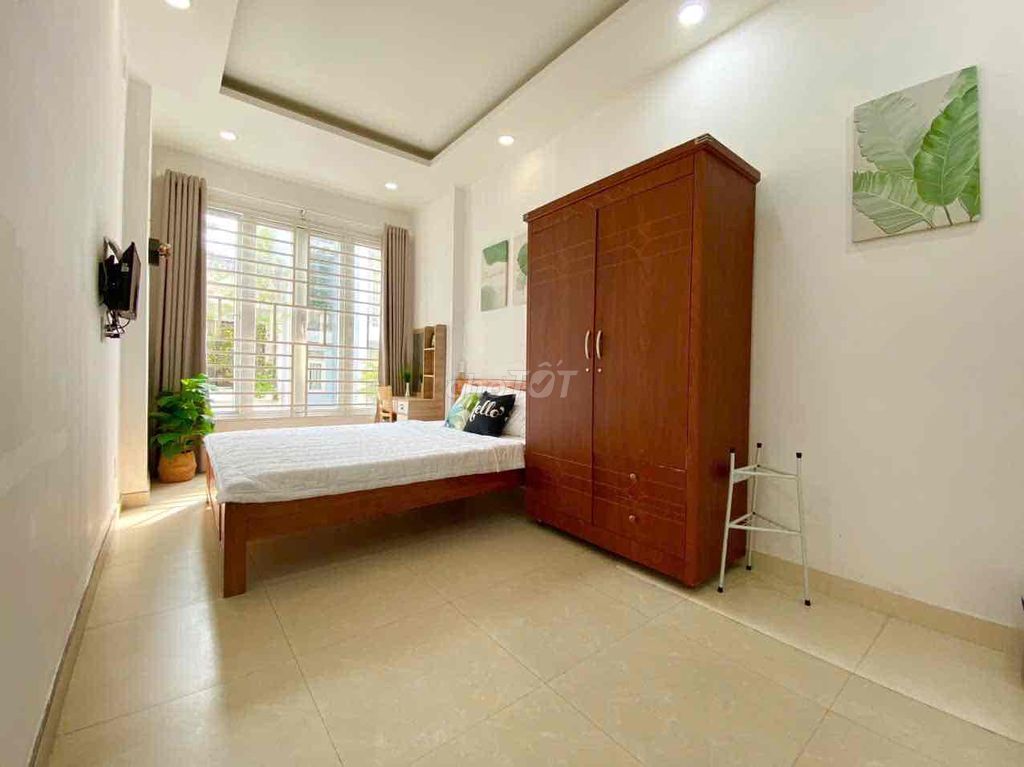 The studio room banding, the interior window next to Lê Văn Sỹ bridge.
