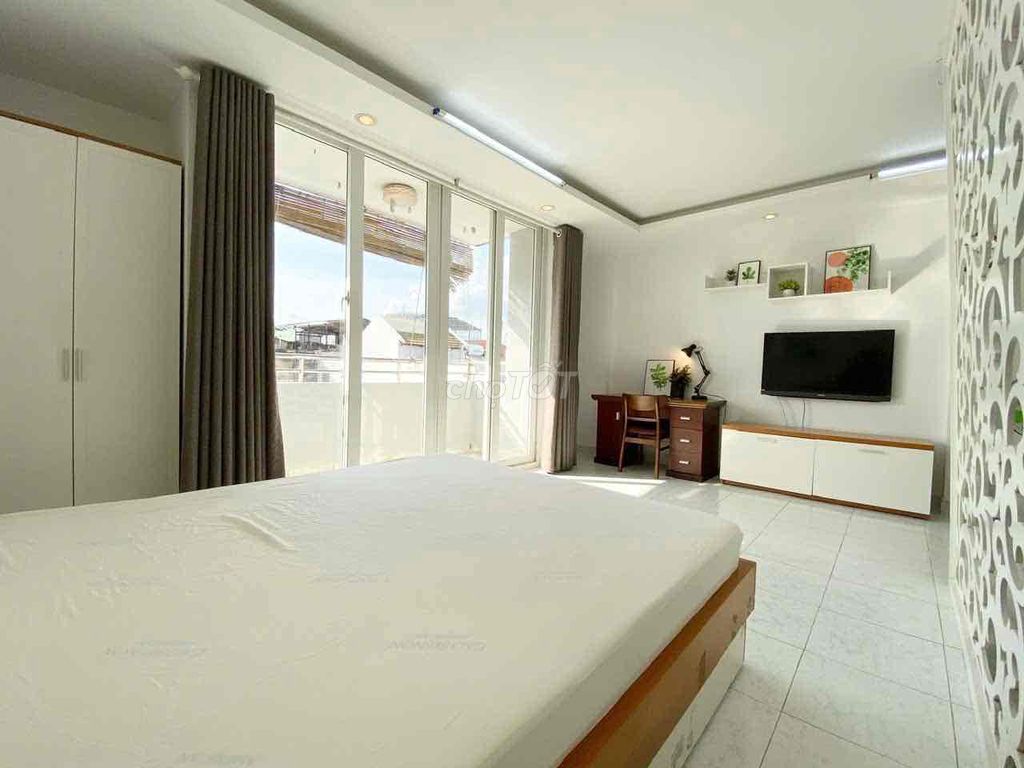 The studio room banding, the interior window next to Lê Văn Sỹ bridge.