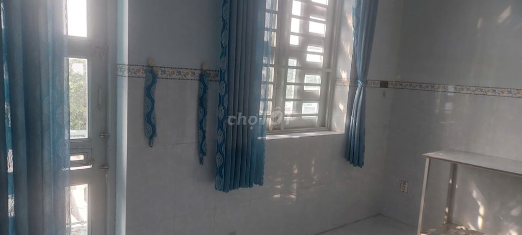 The hotel room near the corner of the contract-hand man
