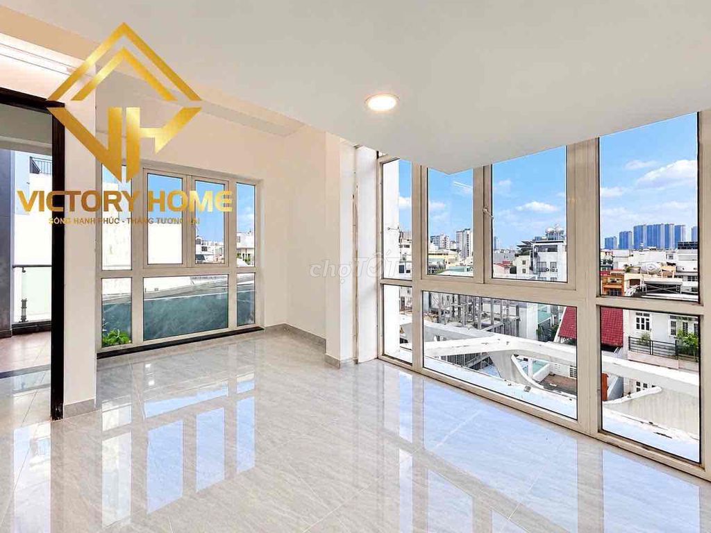 The room is 35 meters wide. It's 4 to 5 people who are carefree.