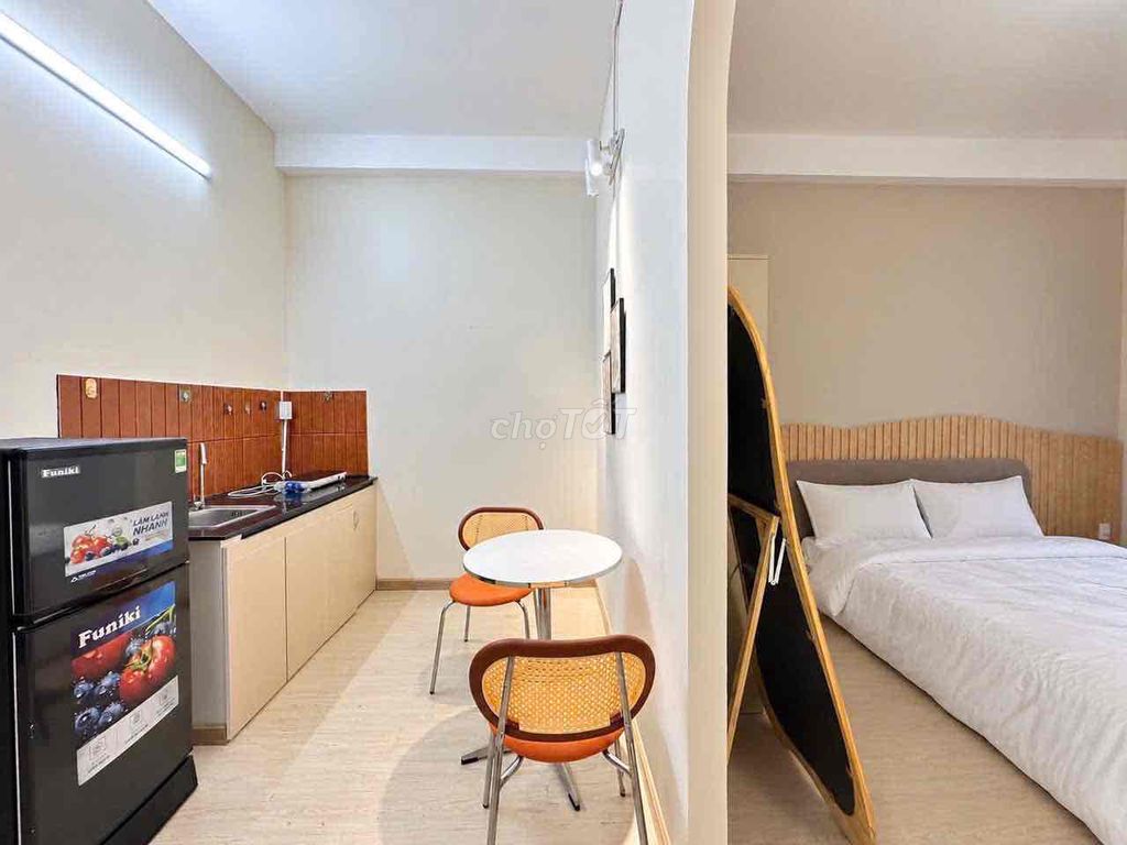 The first bedroom is right on the Calmet District 1 bridge.