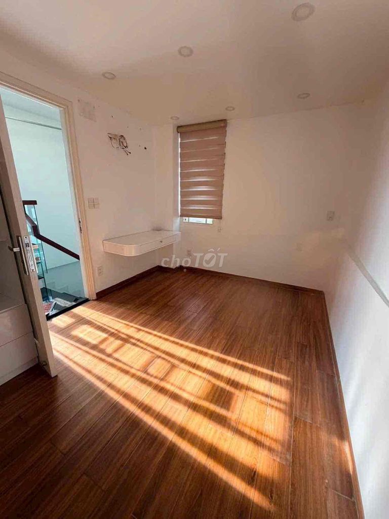 It's the owner who rents the house at 1.4 x 11 meters.