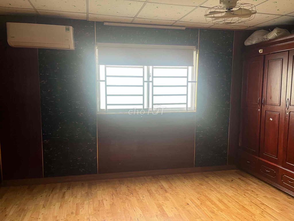 1 st floor 1 3 3 bedroom 2 full car interior near the Lome District 9